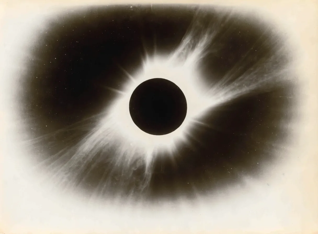 Chapa fotográfica em tons sépia da coroa solar durante o eclipse total de 1919, com filamentos claros irradiando do disco negro da Lua.